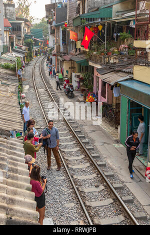 Anzeigen von Hanoi Bahnhof Straße zwischen Le Duan und Kham Thin Straße in Hanoi Old Quarter, Hanoi, Vietnam, Asien Stockfoto