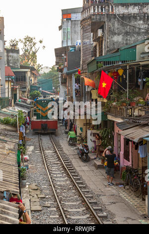 Anzeigen von Hanoi Bahnhof Straße zwischen Le Duan und Kham Thin Straße in Hanoi Old Quarter, Hanoi, Vietnam, Asien mit dem Zug von Hanoi Station Stockfoto