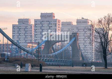 Wrolcaw, Polen. Grunwald Brücke (Most Grunwaldzki) mit konkreten 70 s Gebäude in der bacground Stockfoto