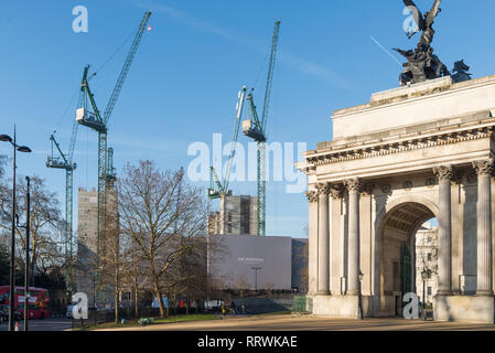 Anfang der Bauarbeiten über Das neue Peninsula Hotel Hong Kong und Shanghai Hotels Group, Grosvenor Place, London, England, Großbritannien Stockfoto