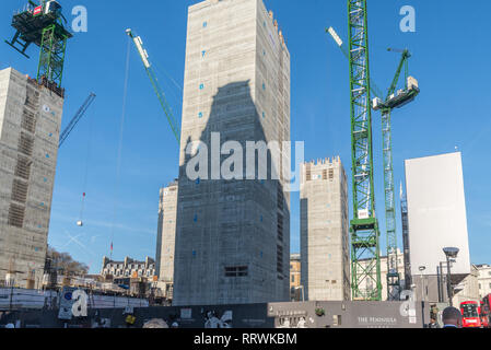 Anfang der Bauarbeiten über Das neue Peninsula Hotel Hong Kong und Shanghai Hotels Group, Grosvenor Place, London, England, Großbritannien Stockfoto