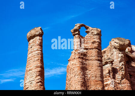 Natur Skulpturen in Binggou Danxia Canyon Relief in Zhangye, Sunan Region, Provinz Gansu, China. Rote Sandsteinfelsen im Geopark. Stockfoto