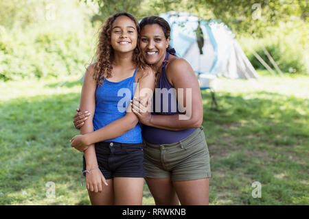 Portrait glücklich, liebevolle Mutter und Tochter auf dem Campingplatz Stockfoto