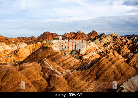 Nach oben Rainbow Bergen geologischen Park. Stripy Zhangye Danxia Relief geologischen Park in der Provinz Gansu, China. Scharfe Spitzen und Tal Stockfoto