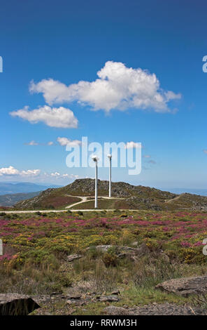 Wind Generatoren in Bewegung gegen deep blue sky in einem Berg Stockfoto