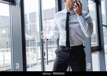 7/8-Ansicht von stattlichen Guard im Anzug mit walkie-talkie Stockfoto