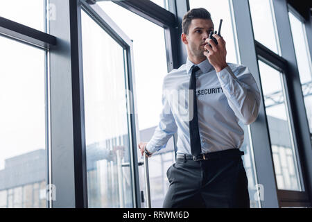 Stattliche Guard im Anzug mit walkie-talkie Stockfoto