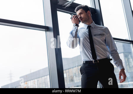 Stattliche Guard im Anzug mit walkie-talkie Stockfoto