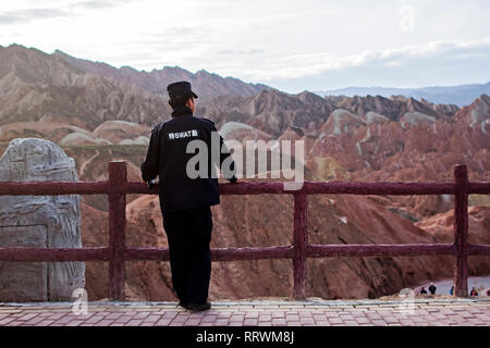 Eine chinesische Security Guard ist Anzeigen Landschaft. SWAT ist in Ordnung. Betrachten Menschen fließen, um Stockfoto