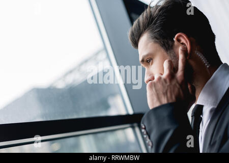 Stattlichen Leibwache in Schwarz mit Ohrhörer passen Stockfoto