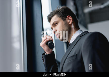 Stattlichen Leibwache in Anzug mit walkie-talkie Stockfoto