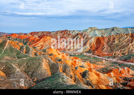 Tolle Aussicht von Rainbow Bergen geologischen Park. Stripy Zhangye Danxia Relief geologischen Park in der Provinz Gansu, China. Scharfen Spitzen und Straße Stockfoto