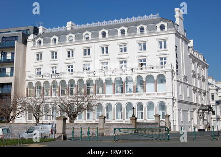 Plymouth, Devon, UK. 26. Februar, 2019. Viktorianische Architektur entlang Plymouth Hoe. Die Hacke ist eine der beliebtesten Touristenattraktionen in Plymou Stockfoto