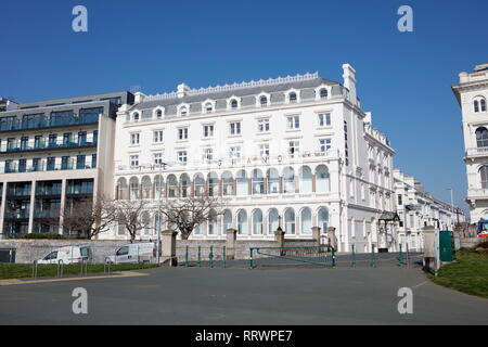 Plymouth, Devon, UK. 26. Februar, 2019. Viktorianische Architektur entlang Plymouth Hoe. Die Hacke ist eine der beliebtesten Touristenattraktionen in Plymou Stockfoto