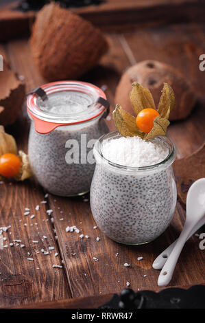 Chia Pudding auf Kokosmilch dekoriert mit Physalis. Stockfoto