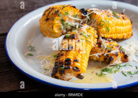 Close up gegrillte Maiskolben in weiße Platte Stockfoto