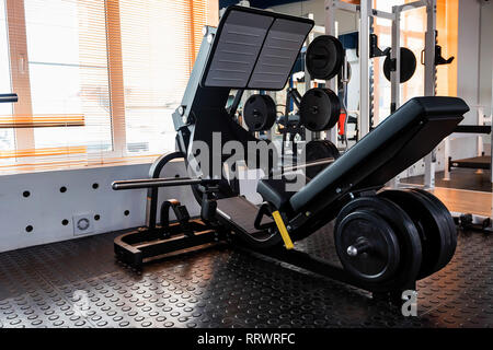 Leere Beinpresse Übung Maschine im modernen Fitnessraum Stockfoto