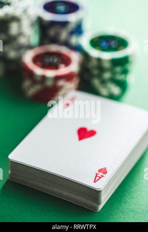 Poker Karten und Chips am grünen Tisch. Stockfoto