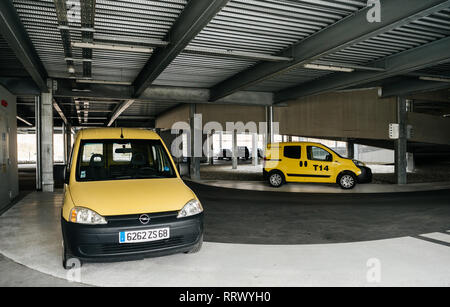 BASEL, SCHWEIZ - 22.MÄRZ 2018: EuroAirport gelb service van von Opel in der modernen Parkplatz gemacht Stockfoto