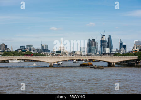LONDON, GROSSBRITANNIEN, 18. MAI 2018: London City business Wolkenkratzer mit Themse - erhöhte Stadtbild von London Gebäude Wolkenkratzer Stockfoto