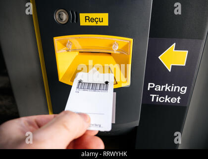 BASEL, SCHWEIZ - 22.MÄRZ 2018: die Sicht der männlichen Hand einfügen Parkticket an elektronischen Maschine Stockfoto