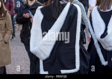 Cambridge UK, 2019-02-23. Rückansicht eines weiblichen tragen eine Graduierung Kleid entlang Könige Parade. Stockfoto