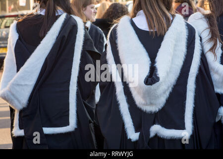 Cambridge UK, 2019-02-23. Rückansicht eines weiblichen tragen eine Graduierung Kleid entlang Könige Parade. Stockfoto