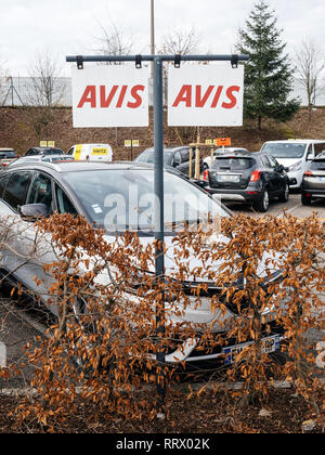 BASEL, SCHWEIZ - 22.MÄRZ 2018: Rent-a-car signage am Parkplatz des EuroAirport - Flughafen Basel Mulhouse Freiburg moderne Stockfoto