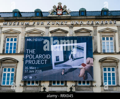 HAMBURG, DEUTSCHLAND - Mar 20, 2018: Museum fur Kunst und Gewerbe Fassade mit dem Polaroid Projekt Ausstellung Stockfoto