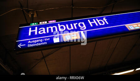 HAMBURG, DEUTSCHLAND - Mar 20, 2018: Hamburg Hauptbahnhof blaue Schild im Bahnhof Stockfoto