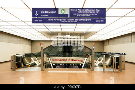 HAMBURG, DEUTSCHLAND - Mar 20, 2018: Leere Eingang Bahnhof von Hamburg International Airport mit Begrüßung Willkommen in Hamburg zu trainieren Stockfoto