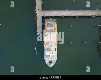 Angeln Boot von oben mit in der Nähe extreme Kajak ocean Aktivität. Mit Hilfe von Luftbildern und remote drone in Queensland, Australien gefangen. Stockfoto
