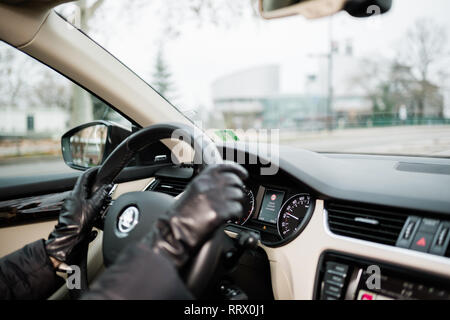 Straßburg, Frankreich - Dec 26, 2018: woman-driving Skoda Octavia tschechischen Auto mit Leder Handschuhe mit Fokus auf 50 km/h überschritten Zeichen auf dem Dashboard computer Stockfoto