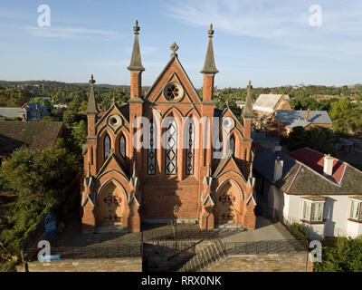 Kleine Stadt Kirche in Australien. Außenansicht Gebäude der Kirche, Kirchturm, Fassade und Fenster. Mit Luftaufnahmen in Victoria, Australien gefangen. Stockfoto