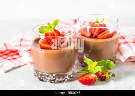 Schokolade süßes Dessert Panna Cotta mit Erdbeeren im Glas. Stockfoto