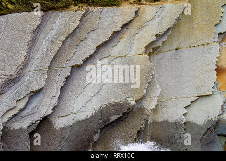 Die acantilado Flysch in La Ravoire - Baskenland. Flysch ist eine Sequenz von Sedimentgestein Schichten, die Fortschritte von Tiefsee- und Trübung flow dep Stockfoto