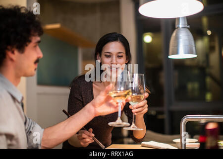 Paar toasten weiß Weingläser in der Wohnung Küche Stockfoto