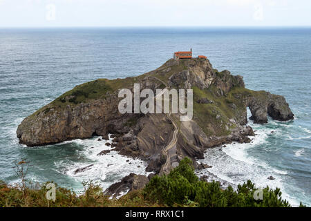 Bermeo, Baskenland, Spanien: Kloster von San Juan de Gaztelugatxe auf einer kleinen Insel an der Küste der Biskaya mit dem Festland durch einen künstlichen Brücke verbunden Stockfoto