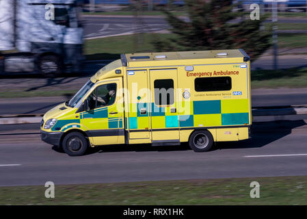 Nothilfe NHS Ambulanz fährt mit Geschwindigkeit auf der Straße in Großbritannien Stockfoto