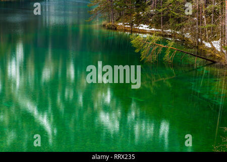 Abstrakter minimalistischer Blick auf den Alpensee im Winter, Österreich Stockfoto