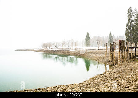 Bergsee im Winter, Heiterwanger sehen, Heiterwanger See, Tirol, Österreich Stockfoto