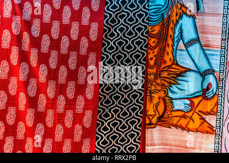 Bunte indische Handarbeit deckt mit verschiedenen Mustern und Bildern Stockfoto