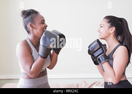 Tween-mädchen boxing Stockfoto