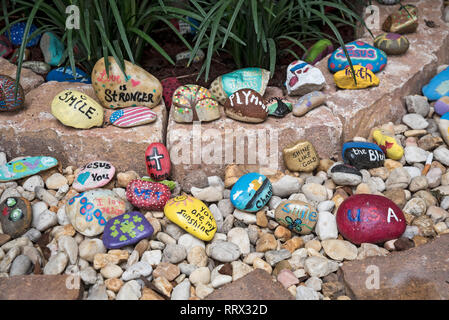 Stein Garten am See Stadt, Florida Veterans Administration Medical Center. Die Steine sind von Hand bemalt und in einen kleinen Garten in der Nähe der entr platziert Stockfoto