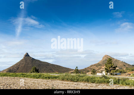 Roque Imoque und eine landwirtschaftliche Landschaft bei Ifonche, Arona, Teneriffa, Kanarische Inseln, Spanien Stockfoto