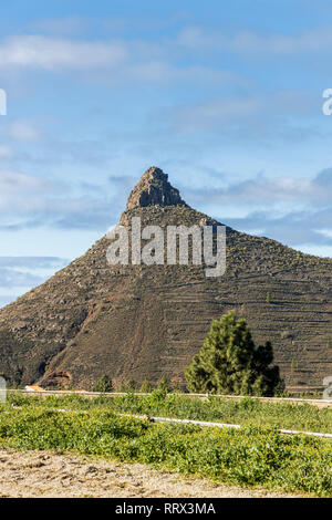 Roque Imoque und eine landwirtschaftliche Landschaft bei Ifonche, Arona, Teneriffa, Kanarische Inseln, Spanien Stockfoto