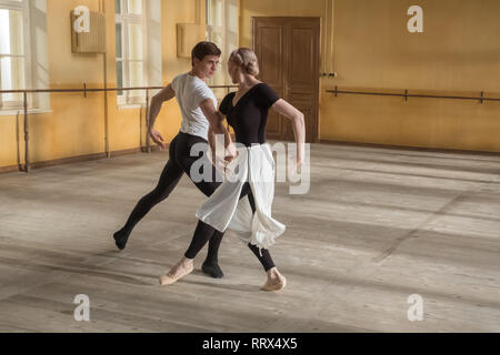 RELEASE DATE: April 26, 2019 Titel: Die weiße Krähe Studio: Sony Pictures Classics REGISSEUR: Ralph Fiennes PLOT: Die Geschichte von Rudolf Nureyev's Abwanderung in den Westen. In den Hauptrollen: OLEG IVENKO wie Rudolf Nureyev, CALYPSO VALOIS als Claire Motte. (Bild: © Sony Pictures Classics/Entertainment Bilder) Stockfoto