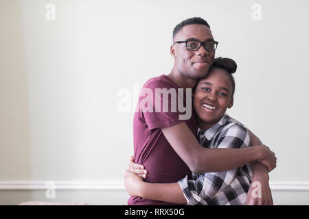 Portrait zärtlich teenage Bruder und Schwester umarmen Stockfoto