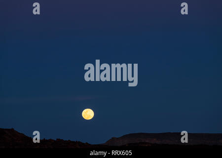 Vollmond über den Las Canadas del Teide National Park, Teneriffa, Kanarische Inseln, Spanien Stockfoto