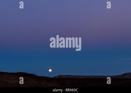 Vollmond über den Las Canadas del Teide National Park, Teneriffa, Kanarische Inseln, Spanien Stockfoto